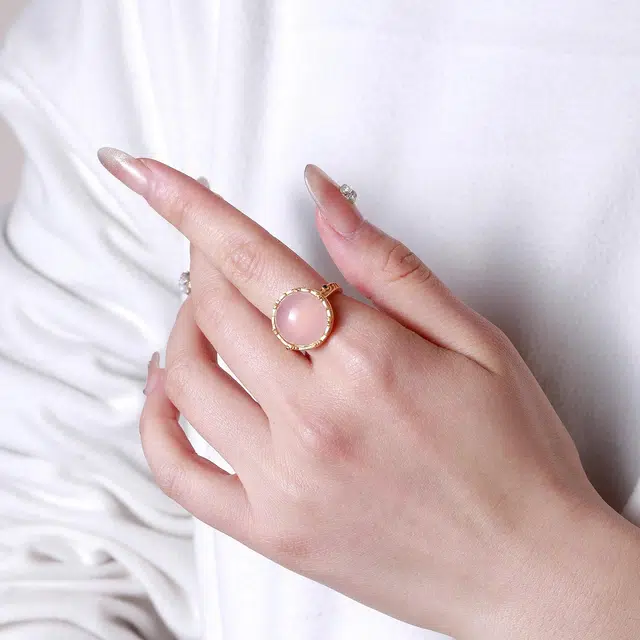 匠锁心玉 樱花粉蛋面玉戒 小众轻奢高级感 原创设计 时尚百搭通勤 新中式 国潮国风 简约大气 玉髓 戒指 男女同款情侣款