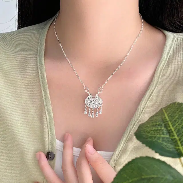 925