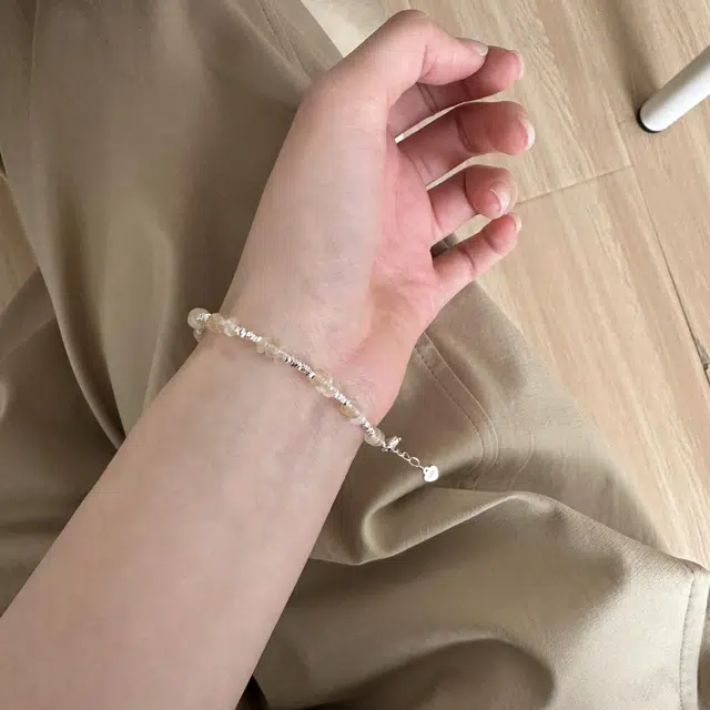925