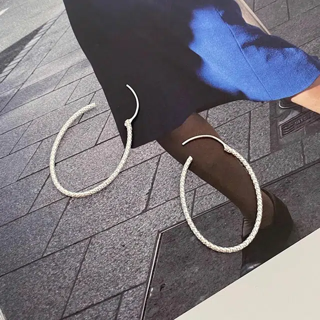 925