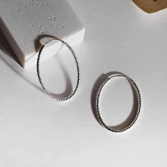 925