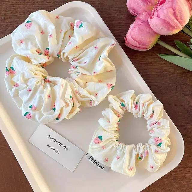 丹琴 甜心粉草莓大肠圈发可爱少女感扎发皮筋头绳丸子头早春甜美不伤发 布艺 发圈 女款