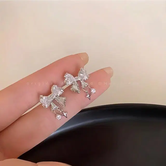 郁馨 在逃公主星河璀璨闪耀蝴蝶结超闪 小众设计气质少女精致简约高级感甜酷流苏 星辰浩瀚#好运 合金 耳钉 男女同款情侣款