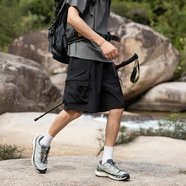 领航骆驼 美式高街舒适字母图案户外中腰系带百搭宽松休闲短裤 男款