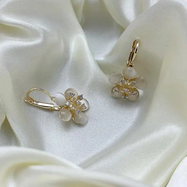 双生恋 精致小巧花朵小众设计感百搭时尚日常通勤约会轻奢高级感 铜 耳环 女款