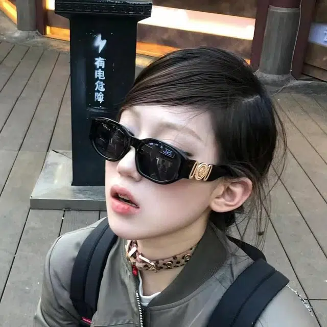 Cranta Komeia ins