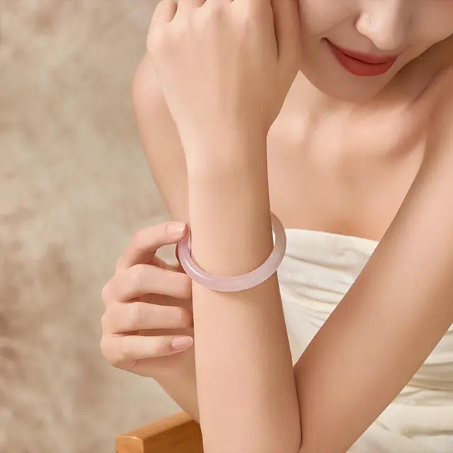 九隆古 樱花粉 水蜜桃浅粉宽面美人条宫廷风贵妃镯  新中式国潮旗袍汉服一步一响 高级感叠戴必备礼盒#好运 玻璃猫眼 手镯 女款