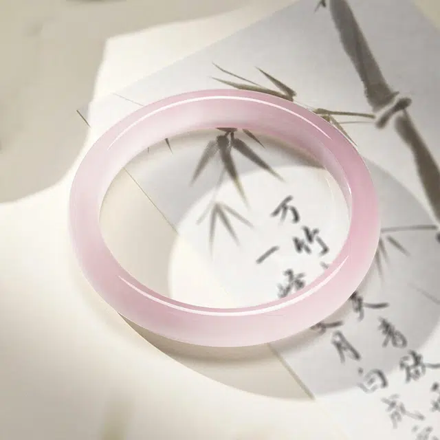 九隆古 樱花粉 水蜜桃浅粉宽面美人条宫廷风贵妃镯  新中式国潮旗袍汉服一步一响 高级感叠戴必备礼盒#好运 玻璃猫眼 手镯 女款