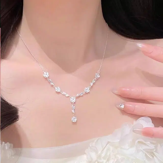 S999 CUTE DAME