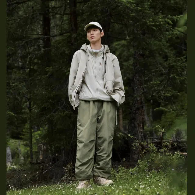 波司登  冲锋衣系列 户外防风防水透气纯色胸贴袋徒步骑行登山连帽单壳  秋季冲锋衣 男款