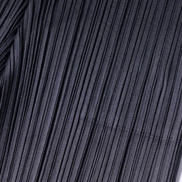 PLEATS PLEASE ISSEY MIYAKE