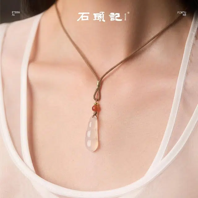 石头记 记福豆吊坠锁骨链 四季豆小众设计 新中式国风 温润通透 吉祥平安首饰 礼盒款 玉髓 项链 男女同款情侣款