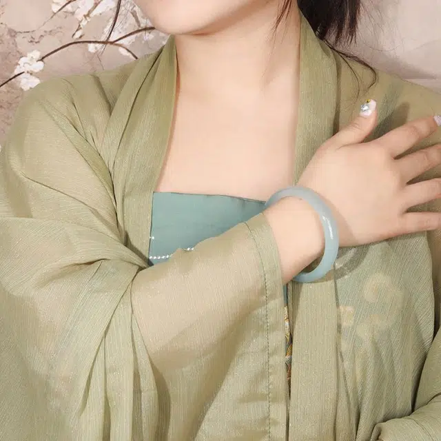 金大福 【润透色泽】清新天空蓝贵妃镯 新中式国风美学 江南雅致显白贵气古典宫廷风 御姐百搭轻奢高级感#好运 玉髓 手镯 女款