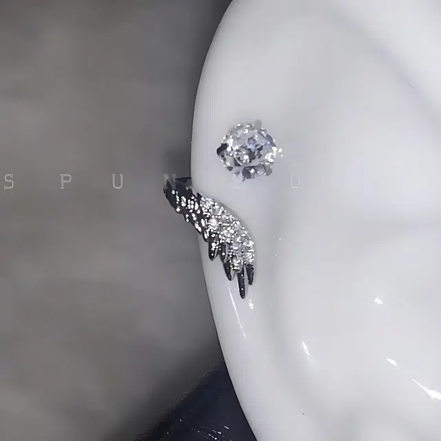 素 绝美天使羽翼耳骨钉百搭小众独特翅膀缠绕闪钻耳饰 锆石合金 耳钉 女款