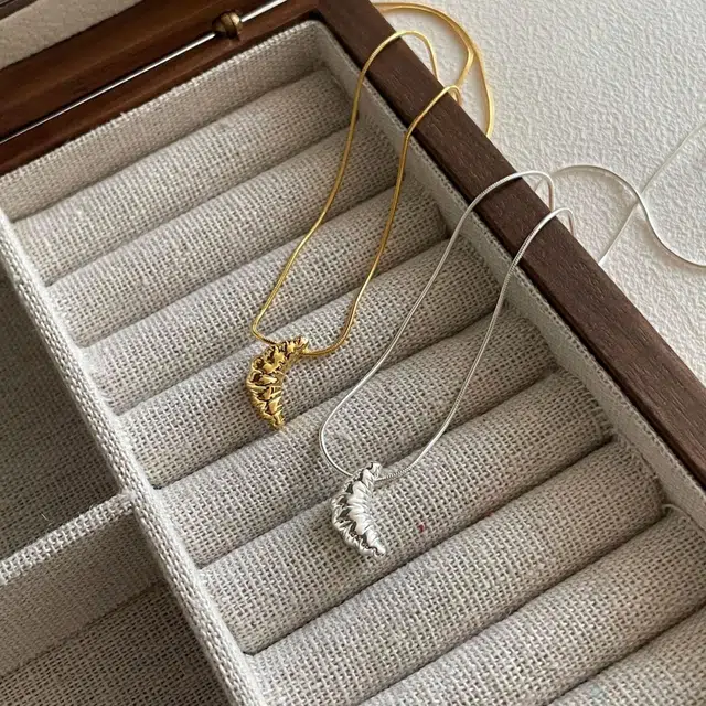 925