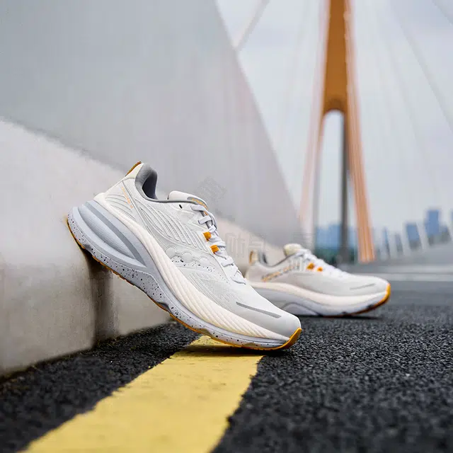 Saucony HURRICANE 24
