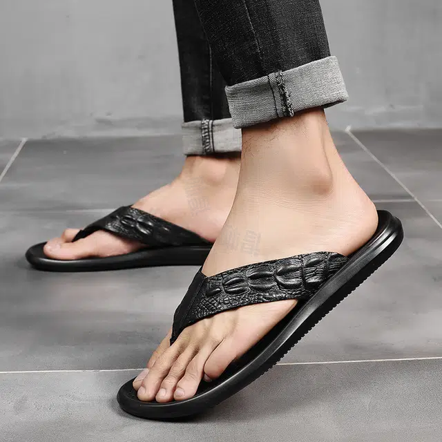 酷丁 鳄鱼纹压花 高颜值夹脚 经典百搭 舒适柔软耐折 时尚潮流 防磨防滑人字拖鞋 男款 黑色