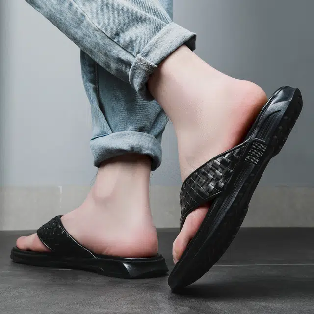 依米奴 轻奢大牌推荐 编织风 高颜值 潮流百搭 年轻气质 舒适柔软 细腻 职场会议 简约精致 高级感 橡胶底 防磨人字拖鞋 男款 黑色