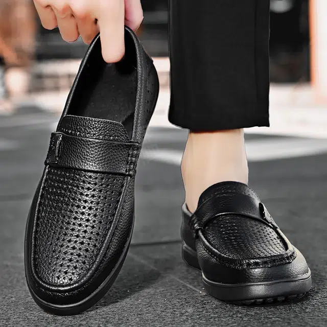 依米奴 夏日 真皮质感 透气镂空 商务正装 职场会议 高颜值 时尚潮流 脚感舒适 低调百搭 日常通勤 休闲鞋 男款 黑色