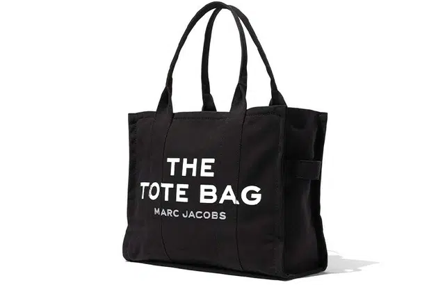 MARC JACOBS Traveler Logo