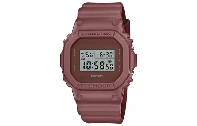 CASIO G-SHOCK 200 DW-5600ET-5PR-person