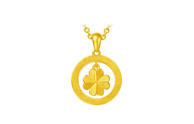 周大福百搭几何四叶草足金黄金拉丝吊坠女不含链