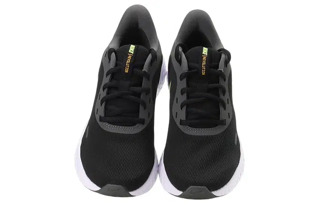 Nike REVOLUTION 5