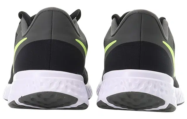 Nike REVOLUTION 5