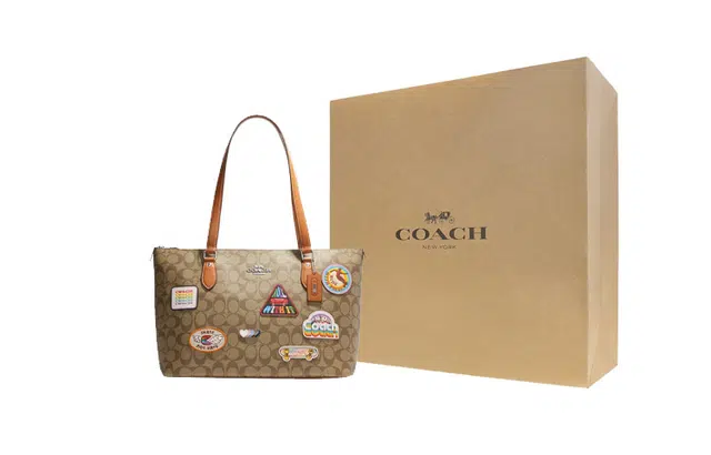 COACH Gallery Tote 37 Logo Tote