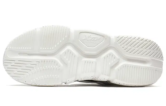 特步 耐磨防滑 中帮 实战篮球鞋 男款 米黑