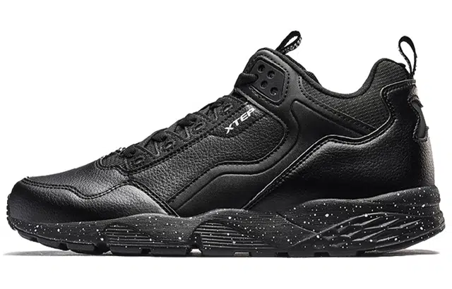 特步 简约都市中帮运动鞋 黑色