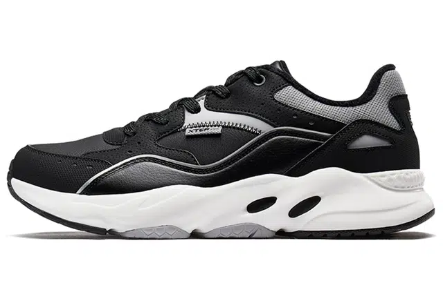 特步 革面保暖运动鞋 黑灰