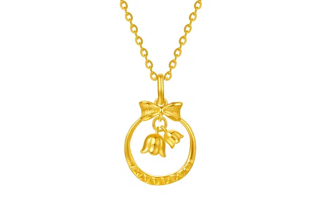 周六福 铃兰花环蝴蝶结 足金 按克计价 黄金吊坠 男女同款情侣款 送礼
