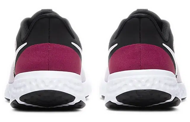 Nike REVOLUTION 5