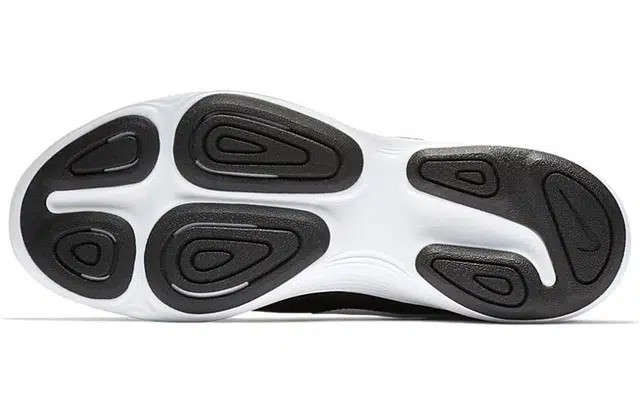 Nike REVOLUTION 4