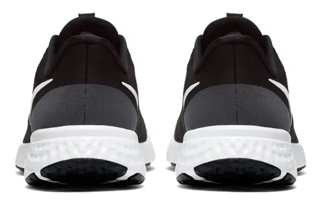 Nike REVOLUTION 5