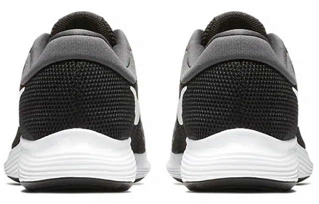 Nike REVOLUTION 4