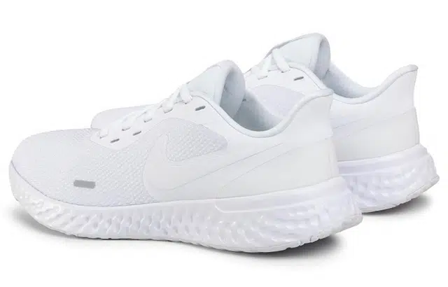 Nike REVOLUTION 5
