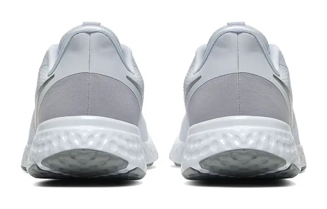 Nike REVOLUTION 5
