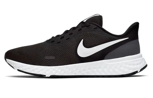 Nike REVOLUTION 5