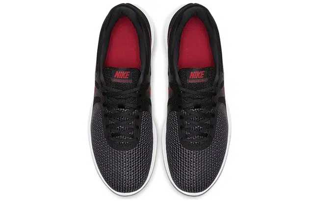 Nike REVOLUTION 4