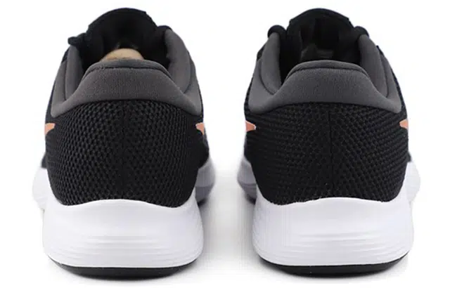 Nike REVOLUTION 4