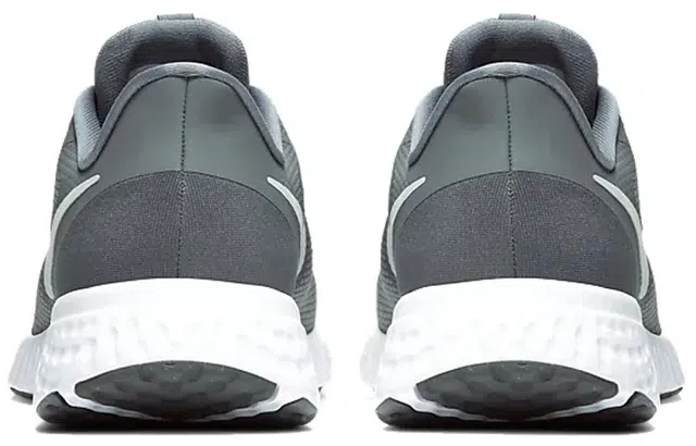 Nike REVOLUTION 5