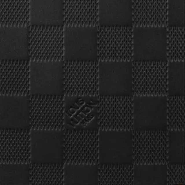 LOUIS VUITTON Standing D