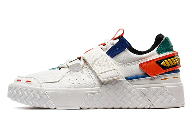 特步 百搭复古潮流板鞋 白桔