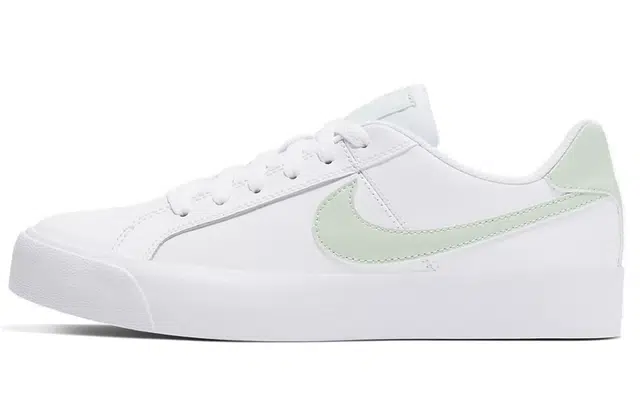 Nike Court Royale
