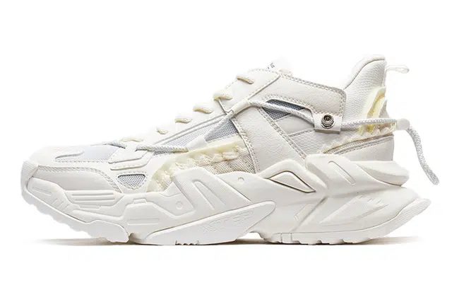 特步 机甲系列 街头潮流百搭 低帮 老爹鞋 男款 米灰