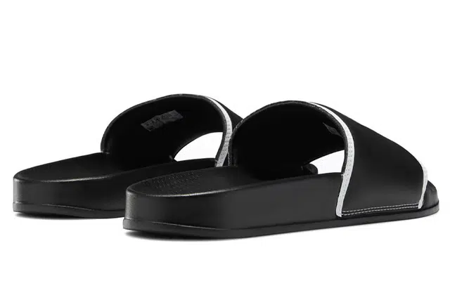 OIOI x Reebok classic slide