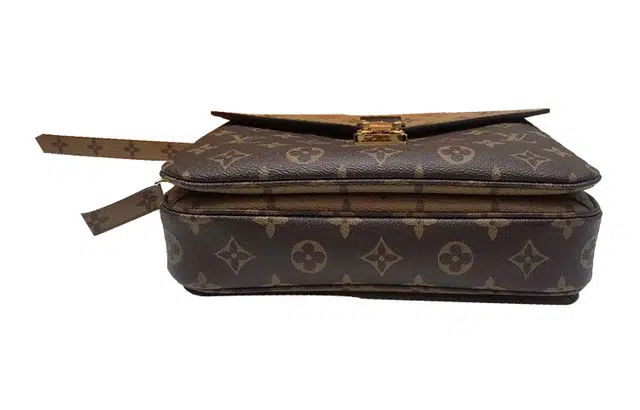 LOUIS VUITTON Pochette Metis