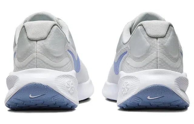 Nike REVOLUTION 7